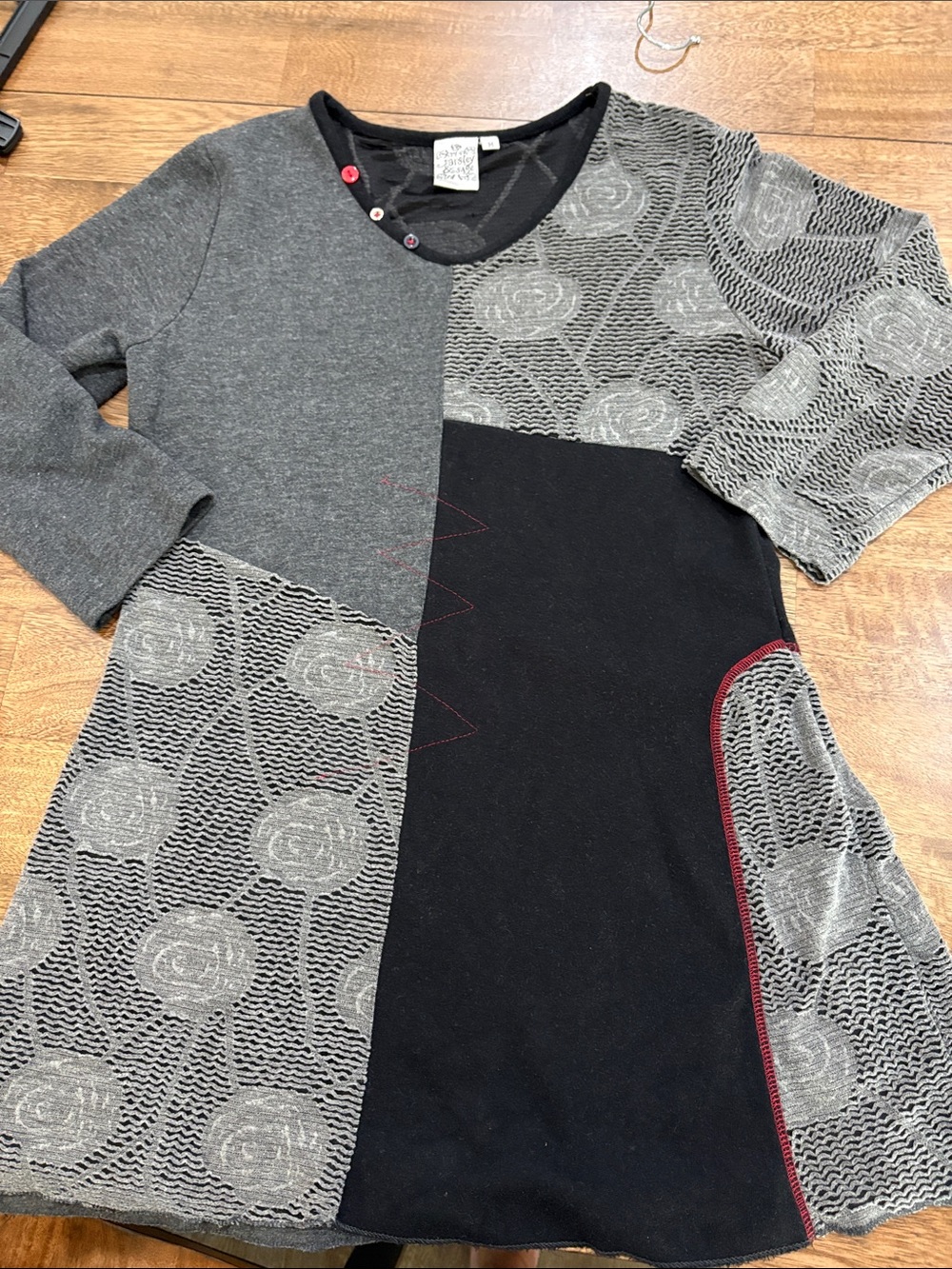 Parsley & Sage Top. Medium. Mixed media. Tunic. Black and gray.